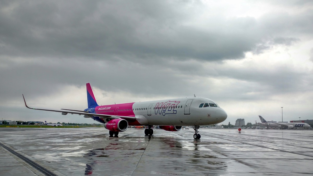 Gdańsk, Wizzair. Pojazd wjechał w samolot na lotnisku