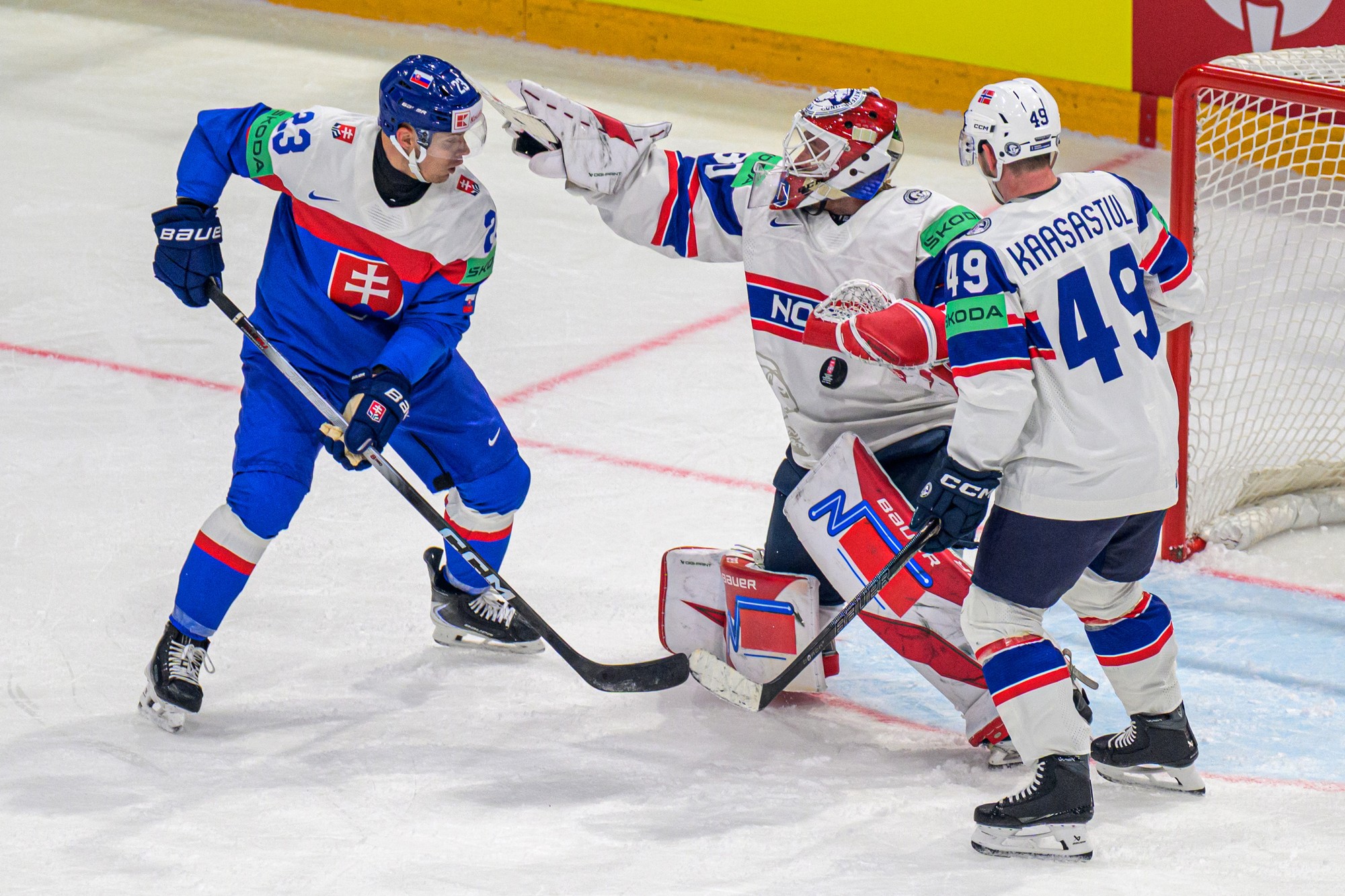 Zľava hráč Adam Liška (Slovensko), brankár Tobias Normann (Nórsko) a Christian Kasastul (Nórsko). 