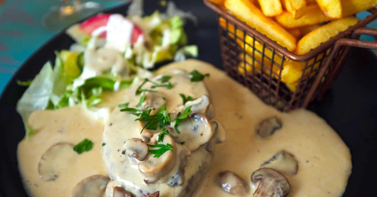 Pyszny obiad na sobotę. Podajemy przepis, Ty gotujesz. Kruche zrazy w sosie pieczarkowym