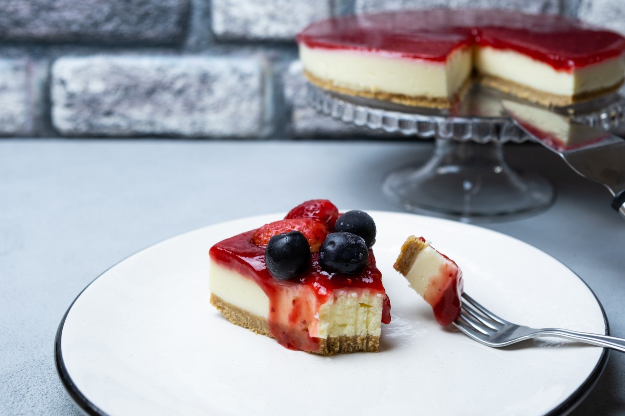 Pozor si dajte najmä na cheesecake s čerstvým ovocím. To po rozmrazení stratí pevnosť a pustí šťavu, čím môže znehodnotiť štruktúru aj vzhľad celého dezertu.