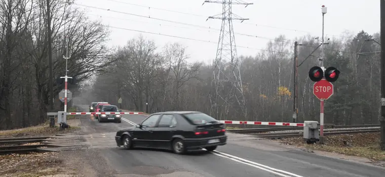 System Red Light na przejazdach kolejowych – będą mandaty za wjazd na czerwonym świetle