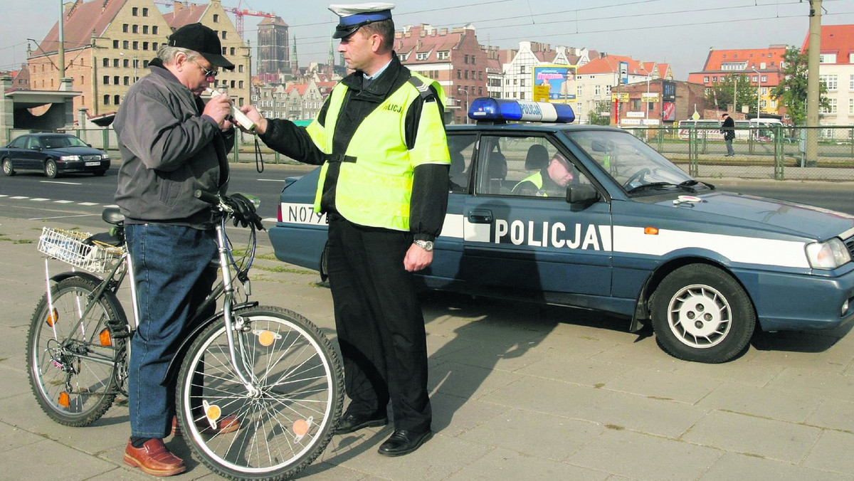 "Polska Gazeta Wrocławska": Pijany rowerzysta, mieszkaniec powiatu polkowickiego wjechał w stojący na poboczu radiowóz. 30-latek miał 0,8 promila alkoholu we krwi. Został ukarany grzywną. Sąd zabrał mu też prawo jazdy. Kara była podwójna, bo mężczyzna dojeżdżał autem do pracy w innym mieście. Gdyby obowiązywały już złagodzone przepisy, sąd nie musiałby obligatoryjnie zabierać mu prawka.