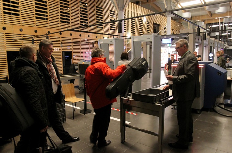 Kontrola bezpieczeństwa w terminalu pasażerskim na lotnisku Olsztyn-Mazury   <br><br>fot. PAP/Tomasz Waszczuk