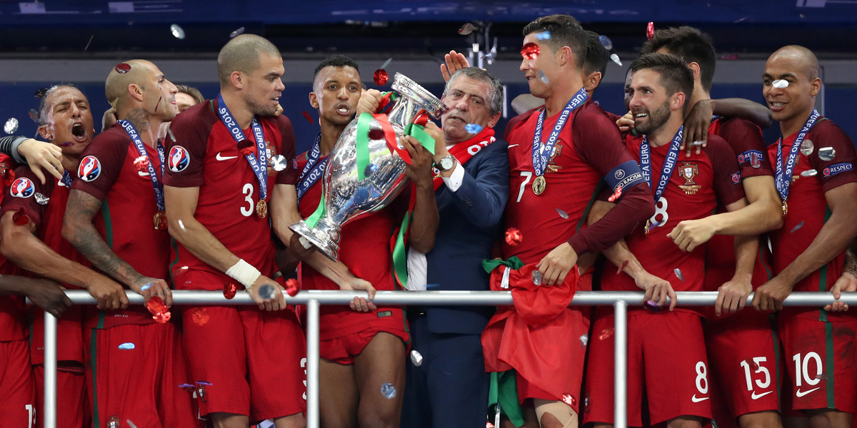 Cristiano Ronaldo (7) wraz z Fernando Santosem doprowadzili Portugalię do mistrzostwa Europy w 2016 r. 