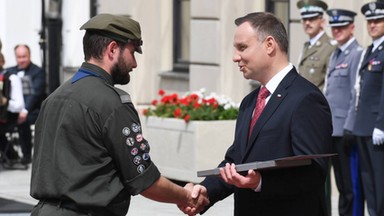 Dzień Flagi oraz Dzień Polonii i Polaków za Granicą. Prezydent wręczył odznaczenia