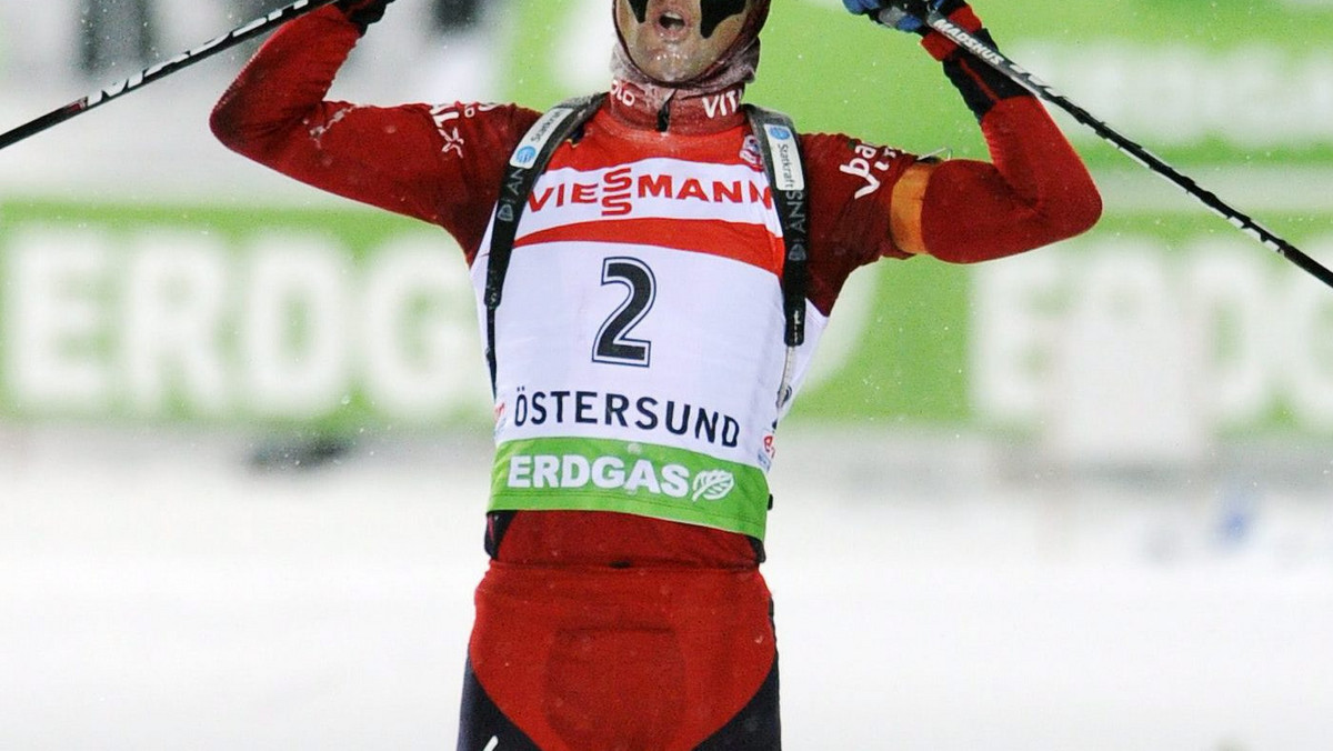 "Król biathlonu", Norweg Ole Einar Bjoerndalen, wygrał bieg pościgowy w Oestersund zaliczany do klasyfikacji generalnej Pucharu Świata. To 93. wygrana tego zawodnika w zawodach PŚ (92 odniósł w biathlonie i jedno w biegach narciarskich).