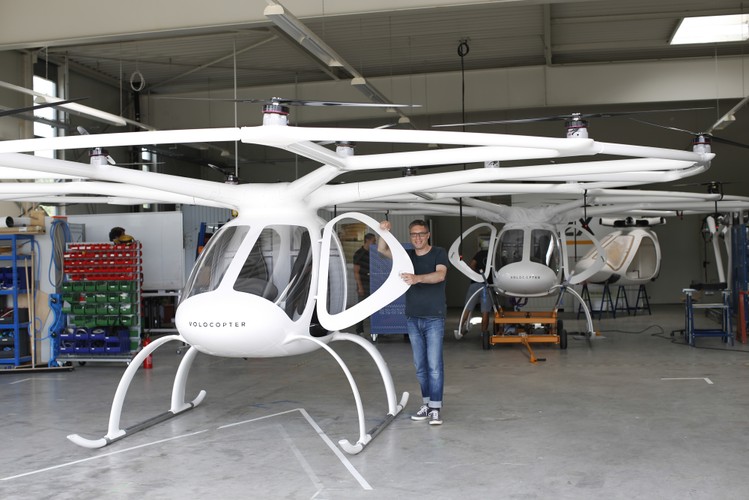 W ubiegłym miesiącu latający samochód wyprodukowany przez NEC Corp. unosił się nad ziemią przez około minutę. <a href='https://forsal.pl/galerie/1424889,zdjecie,1,skrzydlate-ambicje-japonii-latajacy-samochod-oderwal-sie-od-ziemi-zdjecia.html' style='color: blue'> Skrzydlate ambicje Japonii. Latający samochód oderwał się od ziemi [ZDJĘCIA]</a>