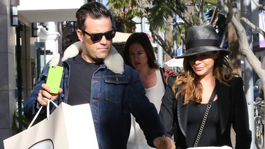 Robbie Williams z żoną i miesięcznym synkiem na spacerze