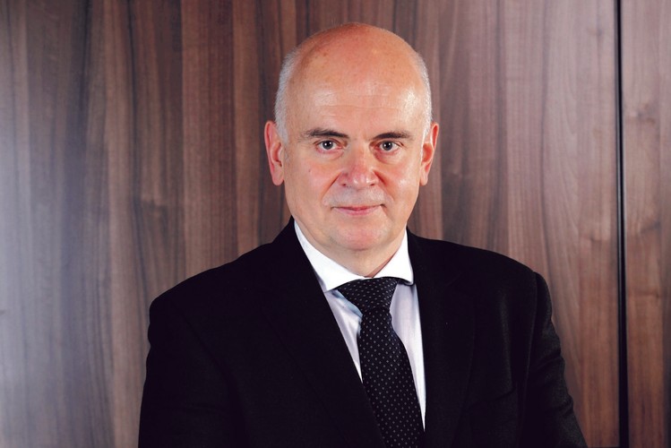 <strong>32. Maciej Wroński</strong>
<br></br>
prezes organizacji Transport i Logistyka Polska
<br></br>
W 2019 r. TSUE stwierdził, że ograniczenia tonażowe dla ciężarówek wykonujących transport międzynarodowy załadowanych zgodnie z unijnymi standardami są niezgodne z prawem unijnym. Choć formalnie skargę wniosła Komisja Europejska, to do KE poskarżyli się wcześniej polscy przewoźnicy. Zainicjowana przed laty skarga po wyroku TSUE zaowocowała możliwością występowania firm transportowych o zwrot płaconych przez lata kar i koniecznością nowelizacji ustawy o drogach publicznych. Czas pokaże,  czy ostatecznie wyjdzie to przewoźnikom na dobre. Na razie projekt ustawy będący wykonaniem wyroku TSUE wzbudził obawy, że może być… jeszcze gorzej i znów branża będzie się boksować z rządem na europejskim rynku.
<br></br>
Na innych polach Wroński jako prezes organizacji Transport i Logistyka Polska ramię w ramię z rządem walczy o korzystny dla naszych firm kształt pakietu mobilności. Tutaj sukcesem będzie, jeśli nie damy się wyrzuć z europejskiego rynku, na którym od kilku lat nasi transportowcy dzierżą pozycję lidera.
<br></br>
PSZ