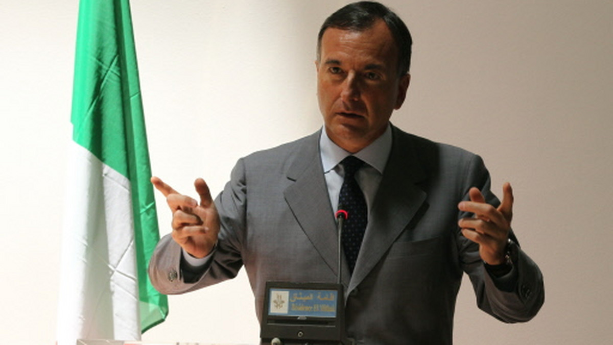 Szef włoskiego MSZ Franco Frattini po raz kolejny w ostatnich dniach poparł politykę Francji wobec Romów. - Linia prezydenta (Nicolasa) Sarkozy'ego nie została zrozumiana, a jest ona zgodna z europejskimi dyrektywami - oświadczył minister.
