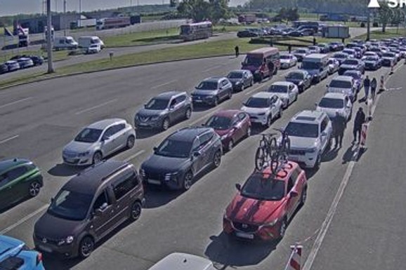 (FOTO) HAOS NA IZLASKU IZ SRBIJE Kolonama ka Hrvatskoj se ne vidi kraj, čeka se i DUŽE OD 3 SATA, a na OVOM prelazu situacija za ne verovati
