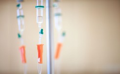 SUKCES! Naukowcy wyleczyli mężczyznę chorego na COVID-19 przez 411 dni