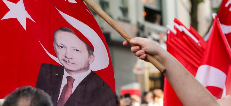 Politico: Reelekcja Erdogana wzmacnia pozycję Turcji
