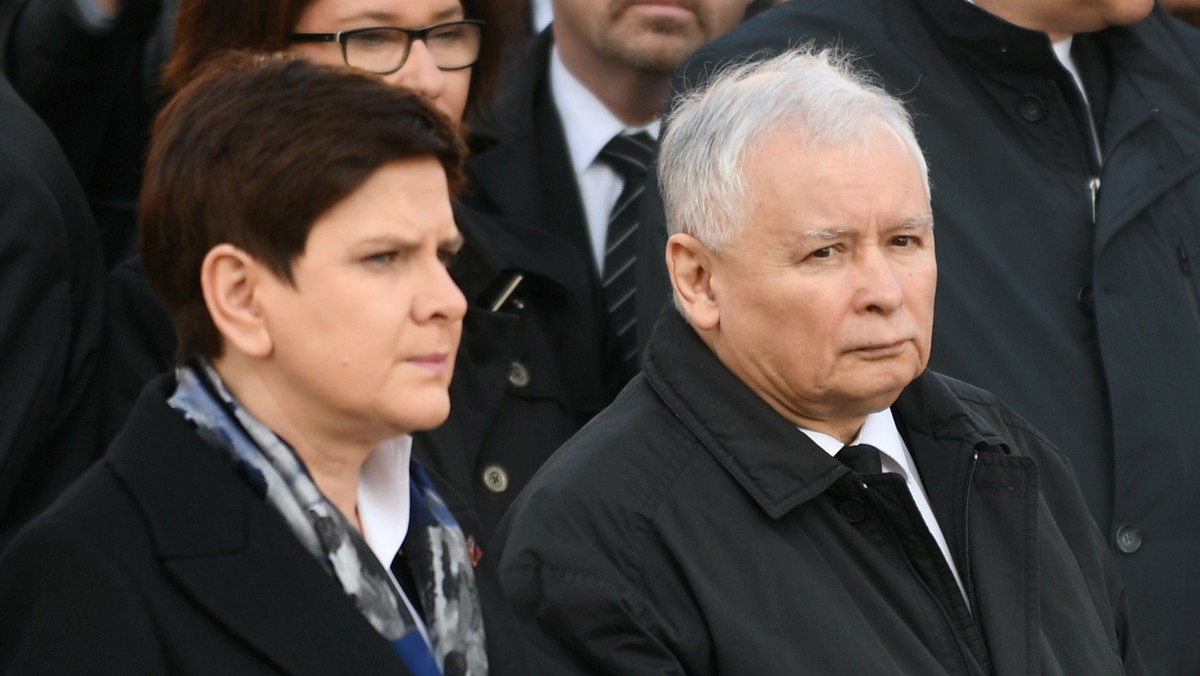 Premier Beata Szydło i prezes PiS Jarosław Kaczyński zapalili znicze i złożyli kwiaty na symbolicznym grobie Lecha i Marii Kaczyńskich na Starych Powązkach w Warszawie, w 7. rocznicę katastrofy smoleńskiej - poinformowano na Twitterze PiS i kancelarii premiera.