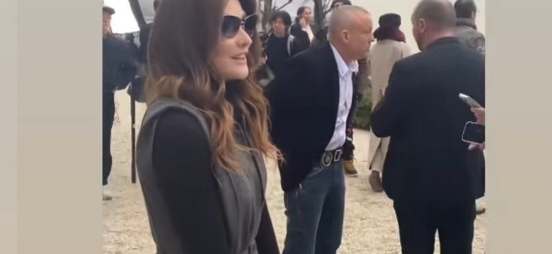 "W okularach lepiej, ale ogólnie też nieźle". Internauci komentują wygląd twarzy Carli Bruni [FOTO]