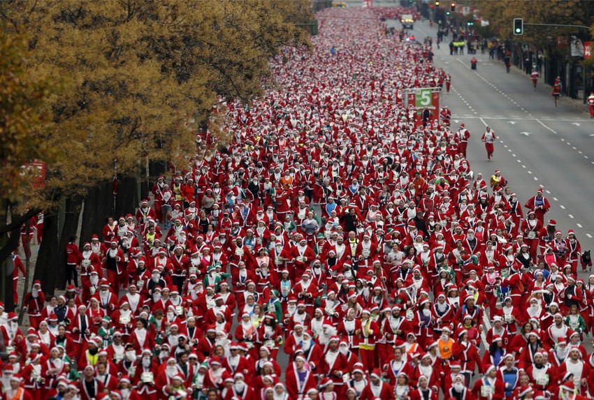 Održana trka deda mrazeva i patuljaka u Madridu