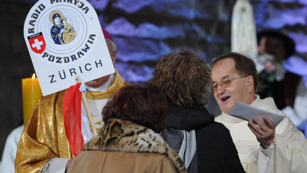 20-lecie Radia Maryja świętowano dzisiaj w kościele św. Józefa - Sanktuarium Matki Bożej Nieustającej Pomocy w Toruniu. Uroczystej mszy przewodniczył ordynariusz toruński bp Andrzej Suski, a homilię wygłosił metropolita gdański abp Sławoj Leszek Głódź. Hierarcha powiedział, że nie przybył aby głosić pochwały na cześć Ojca Dyrektora, ale "co prawda to prawda i trzeba to powiedzieć". - I kto zna Ojca Dyrektora, to wie, że pochwały lubi, ale dziś przy okazji 20-lecia nawet mu się należą - podkreślił.