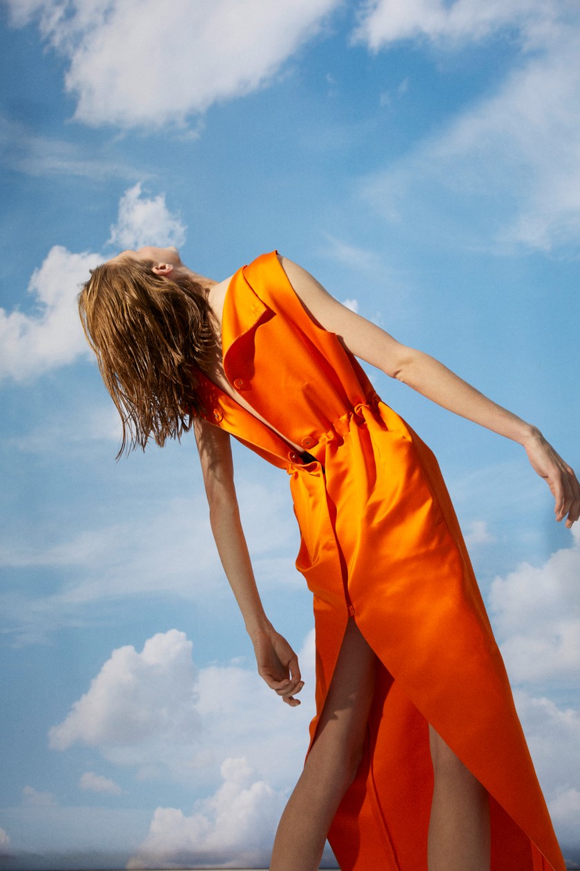 PRADA Wadenlanges Etuikleid aus Doppelsatin mit quadratischem Ausschnitt und 3D-Triangolo-Logo aus Stoff.