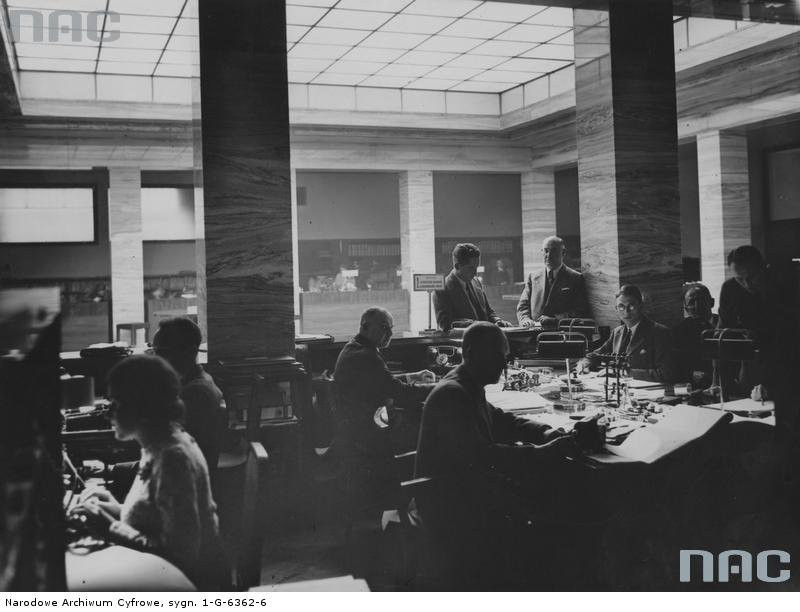 Urzędnicy w jednej z sal biurowych (1936 r.)