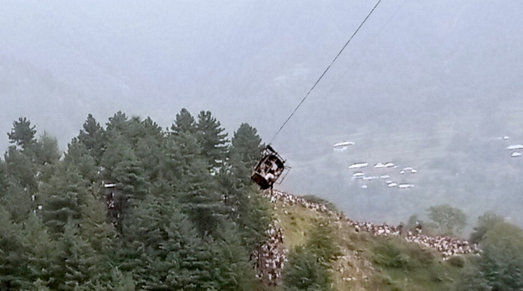 Hat gyerek rekedt a 365 méter magasan lógó felvonóban / Fotó: Profimedia