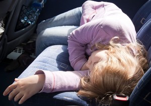 Dete spava u autobusu - ilustracija