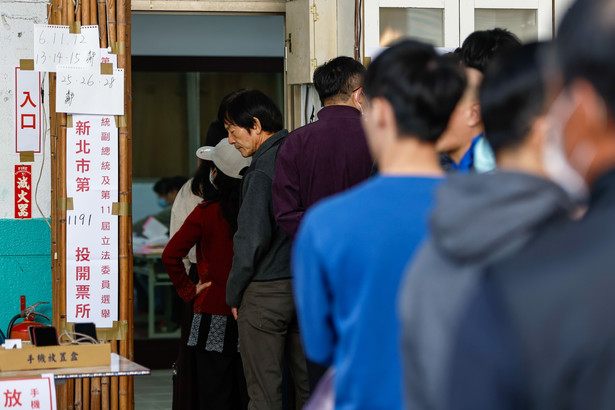 Kolejka do lokalu wyborczego podczas wyborów prezydenckich na Tajwanie