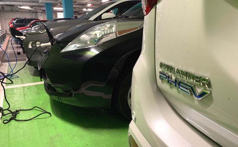 Samochód z napędem hybrydowym plug-in