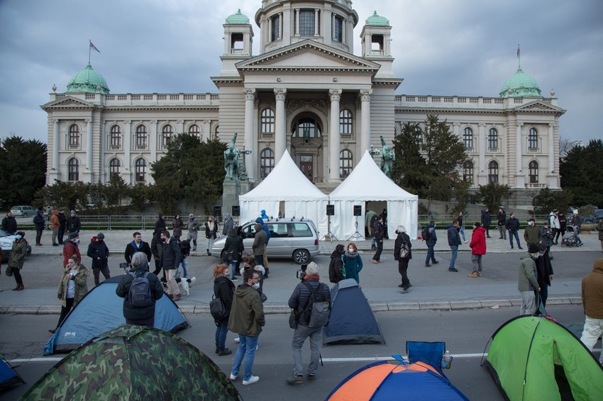 Oflajn protest onlajn radnika: Razlog prošlonedeljnog smrzavanja u šatorima ispred Narodne skupštine dokaz je upornosti i neslaganja sa politikom i odnosom Vlade prema ovoj grupi građana, kojih po nekim procenama ima oko 100.000