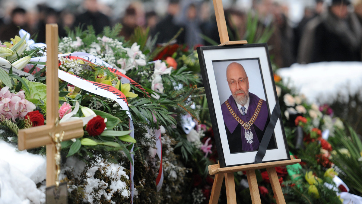 W czwartek odbyły się uroczystości pogrzebowe I prezesa Sądu Najwyższego Stanisława Dąbrowskiego, który zmarł w zeszłym tygodniu w wieku 66 lat po długiej chorobie. Po mszy żałobnej w Katedrze Polowej WP, został on pochowany na wojskowych Powązkach.