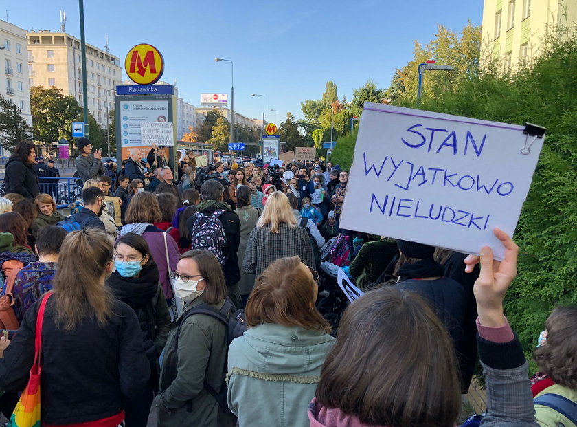 Rodzinny protest przeciwko wypychaniu uchodźców na granicy polsko-białoruskiej