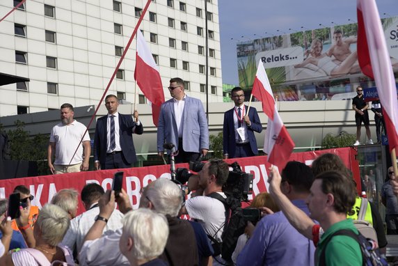 Tłum na rondzie Dmowskiego