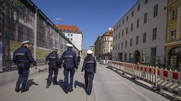 Rendőrök járőröznek München belvárosában a kijárási korlátozások idején / Fotó: MTI/AP/DPA/Peter Kneffel