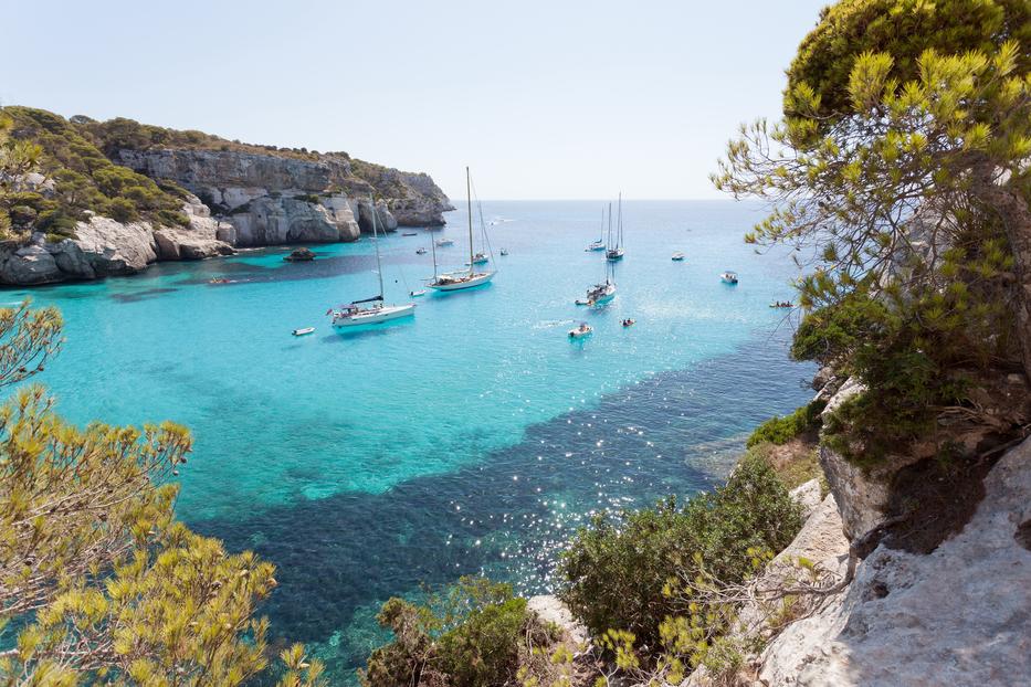 Cala Macarelleta, Menorca (Spanyolország) – Páratlan szépségű öböl öböl porhomokos parttal és smaragdzöld vízzel / Fotó: Shutterstock