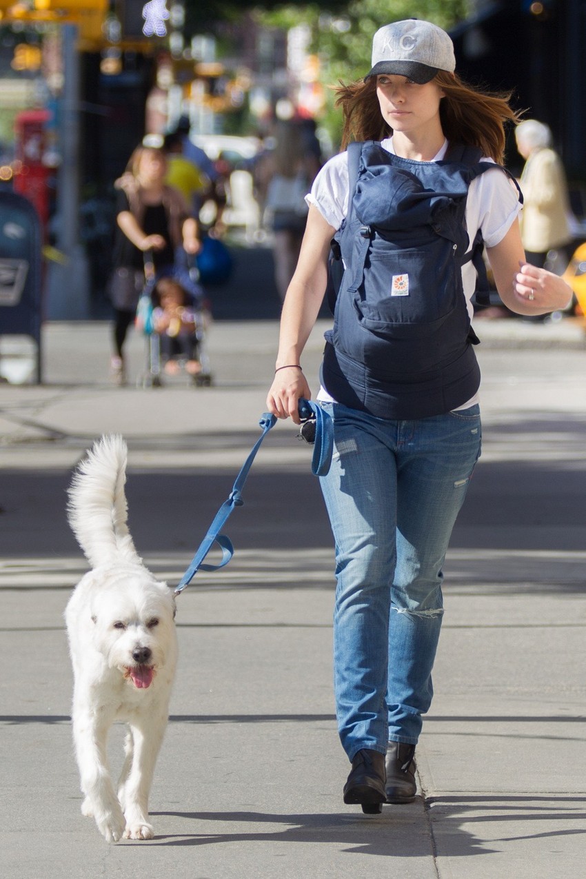 Olivija Vajld u šetnji sa svojim psom i detetom