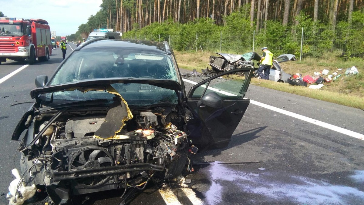 Mundurowi z Torunia zwrócili się z apelem do osób, które widziały we wtorek zderzenie citroena z peugeotem. Jeśli zgłoszą się na komendę, będą mogły pomóc wyjaśnić, jak i dlaczego do niego doszło. W zdarzeniu zginęła 67-letnia kobieta.