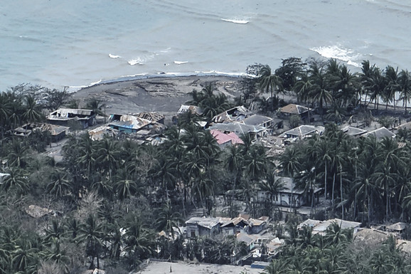 Erupcija vulkana na Indoneziji: Evakuisano više od 2.100 ljudi, aerodrom zatvoren, ČITAVO SELO PREKRIVENO PEPELOM