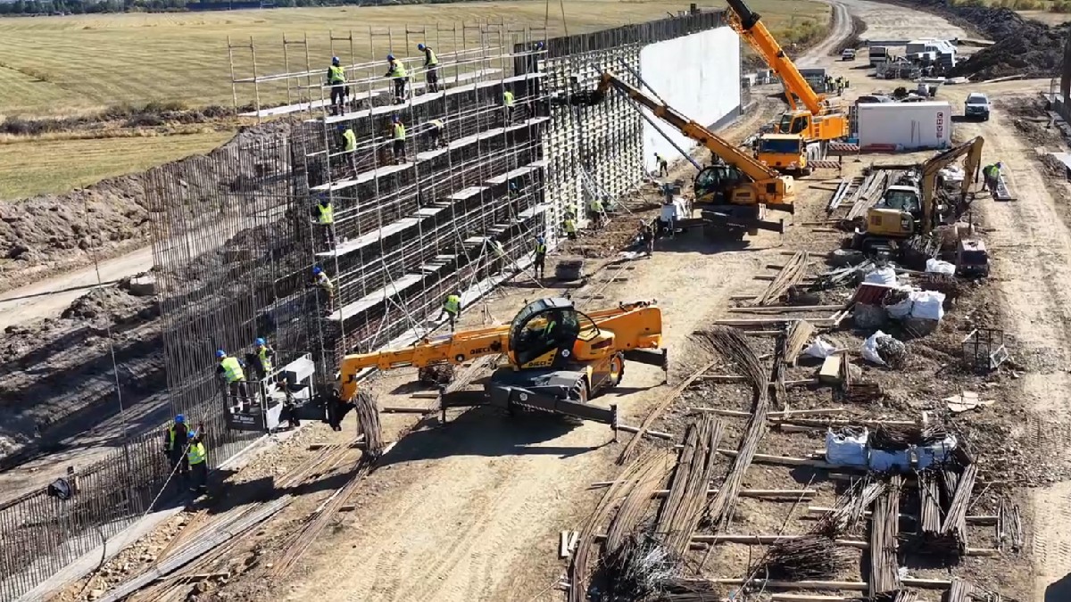 Autostrada Unirii A8 avansează: peste 320 de persoane și 245 de utilaje pe un lot de 14,4 kilometri