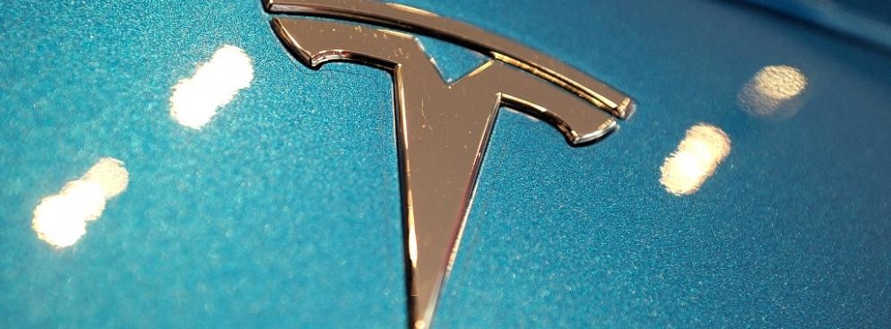 Logo Tesli na wersji Model X, prezentowanej w salonie Tesla Motors w San Jose w Kalifornii. Tesla Motors planuje sprzedaż Modelu X, sportowego samochodu zasilanego energią elektryczną, już w 2013 roku.