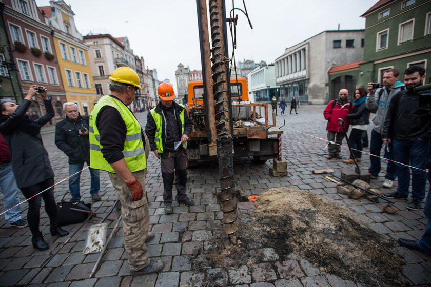 Ruszyły wiercenia na Starym Rynku. Czego szukają budowlańcy?