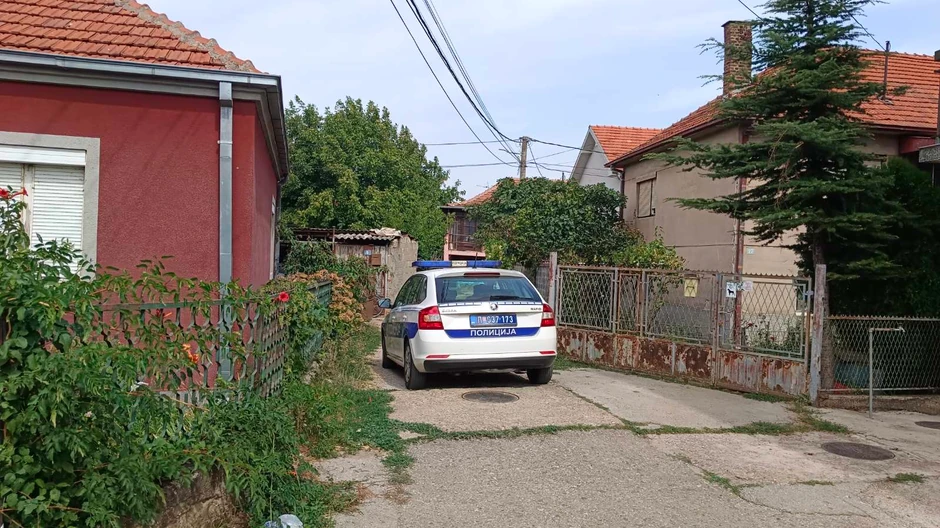 Policija blokrala prilaz do kuće