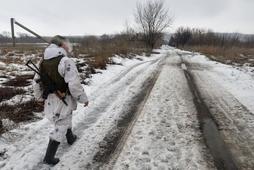 Ukraiński żołnierz w Donbasie niedaleko linii rozgraniczenia. Luty 2022 roku
