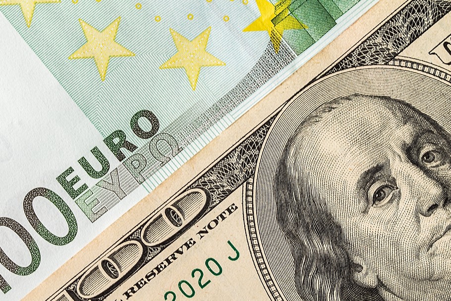 Kursy dolara i euro. Euro się wzmacnia, dolar słabnie. Kiedy spadnie do 4 zł?