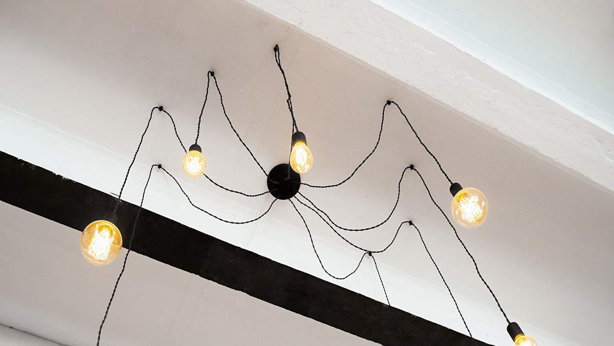 Nowoczesne oświetlenie — lampa typu pająk podbija wnętrza. Jest oryginalna