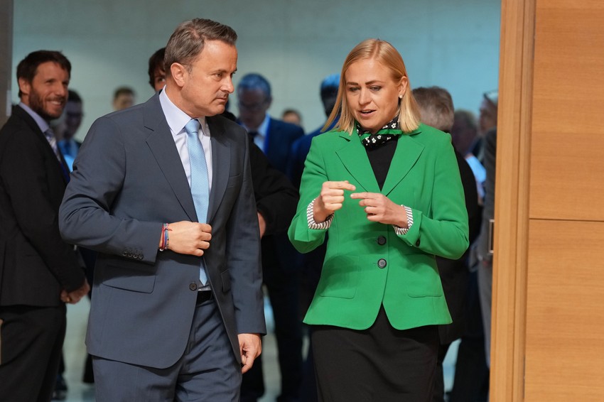 Finski i luksemburški ministri spoljnih poslova Elina Valtonen i Gzavije Betel na sastanku u Luksemburgu 21. aprila 