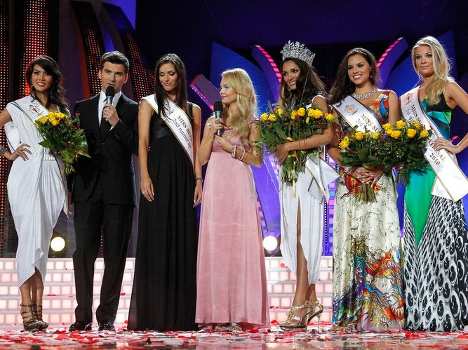 Finalistki Miss Supranational 2010 z prowadzącymi Izabelą Miko i Tomaszem Kammelem