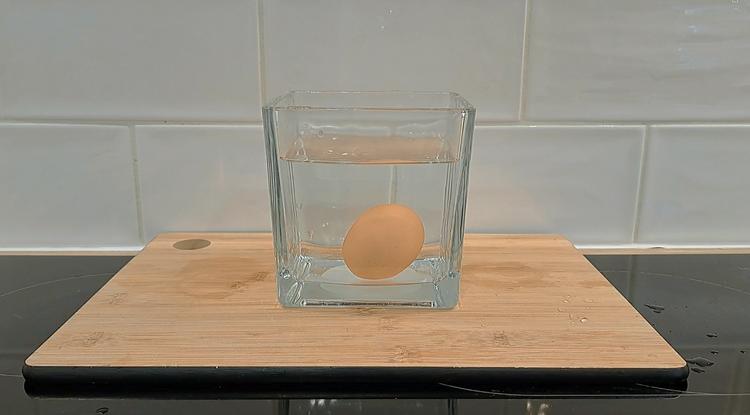 Ha a pohár alján marad a tojás, tökéletes a frissessége Fotó: Szűts Petra