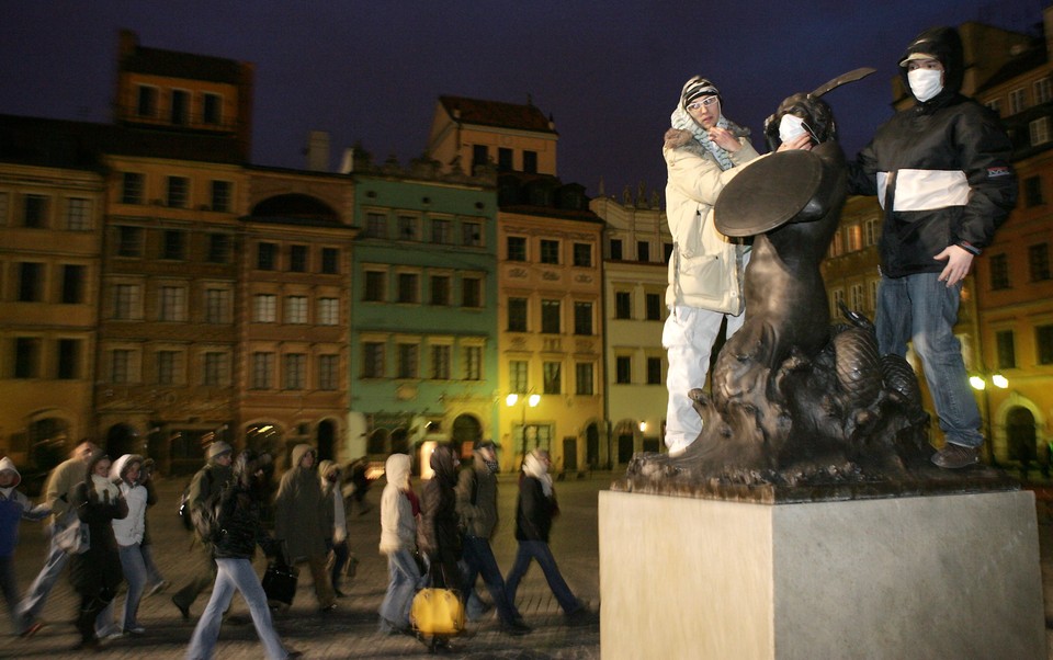 WARSZAWA ZAMASKOWANE POMNIKI SYRENKA