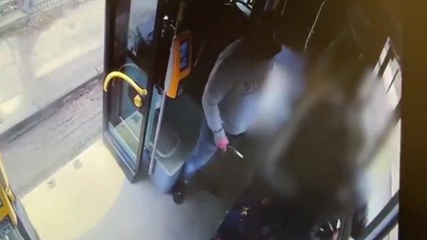 Atak nożownika w autobusie. Policja publikuje nagranie