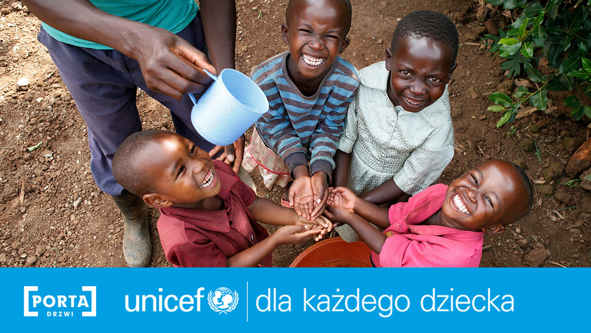 W ramach programu UNICEF „Prezenty bez Pudła”, PORTA DRZWI przekazała darowiznę na zakup produktów humanitarnych. Produkty te wesprą najbardziej potrzebujące dzieci na świecie poszkodowane na skutek pandemii COVID-19.