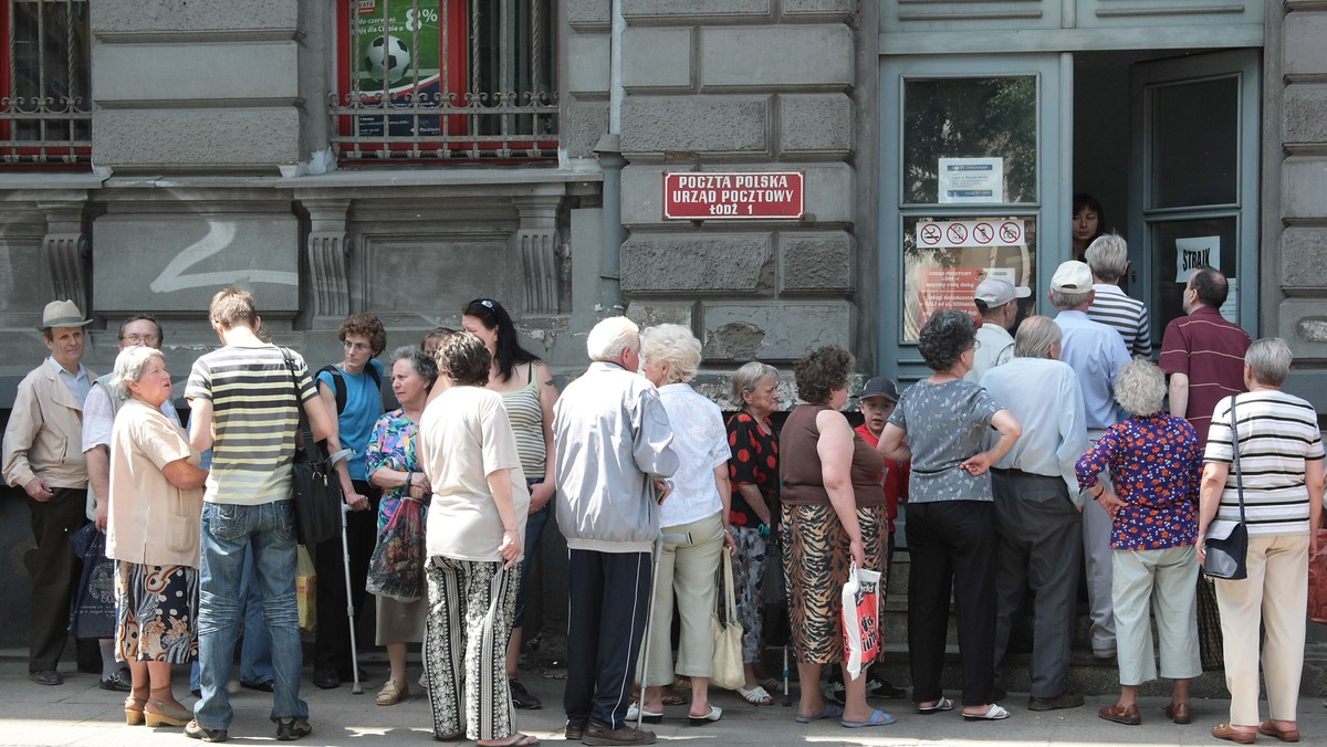 51 proc. ankietowanych przez CBOS uważa, że ogólna sytuacja w Polsce zmierza w złym kierunku. Ośrodek odnotował wzrost pesymistycznych nastrojów od sierpnia o 4 pkt proc. Według 33 proc. badanych sytuacja się poprawia.